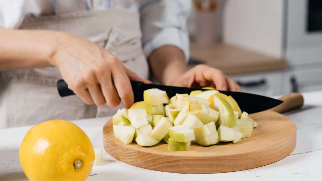 Яблоки тщательно вымыть и высушить. Нарезать кубиками среднего размера, удаляя семена. Погрузить в сироп яблоки. Яблоки тщательно вымыть и высушить. Нарезать кубиками среднего размера, удаляя семена. Погрузить в сироп яблоки.