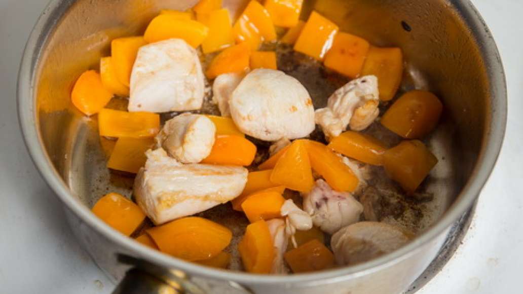 Обжарить болгарский перец и куриное филе до полуготовности в сотейнике или глубокой сковороде. Обжарить болгарский перец и куриное филе до полуготовности в сотейнике или глубокой сковороде.