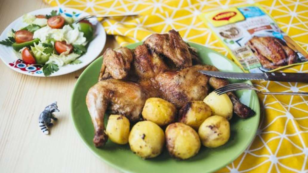 Вкусный цыпленок табака с картошкой готов: подавать со свежими овощами и зеленью. Вкусный цыпленок табака с картошкой готов: подавать со свежими овощами и зеленью.