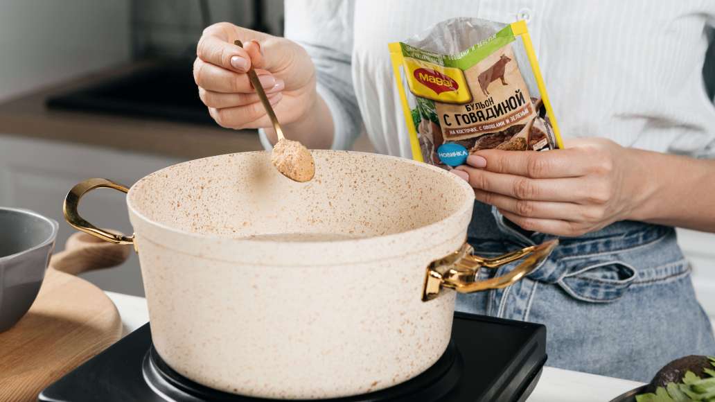 Добавить MAGGI® Бульон с говядиной на косточке. С овощами и зеленью. Отваривать до готовности примерно 10-15 минут. Добавить MAGGI® Бульон с говядиной на косточке. С овощами и зеленью. Отваривать до готовности примерно 10-15 минут.