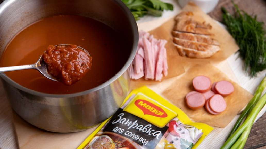 За пять минут до готовности добавить MAGGI® Заправка для солянки, сосиски и нарезанную зелень. Довести до полной готовности, проверить на соль и довести до нужного вкуса. Перед подачей охладить. За пять минут до готовности добавить MAGGI® Заправка для солянки, сосиски и нарезанную зелень. Довести до полной готовности, проверить на соль и довести до нужного вкуса. Перед подачей охладить.