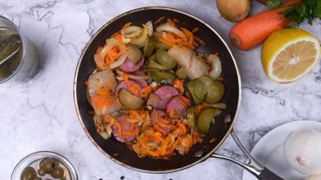 Лук нарежьте полукольцами, морковь натрите на крупной терке, нарежьте огурцы небольшими кубиками. Сало разрежьте на несколько крупных кусков. Обжарьте на сковороде сало, добавьте лук, морковь, колбасу и огурцы. Тушите 10 минут под закрытой крышкой. Лук нарежьте полукольцами, морковь натрите на крупной терке, нарежьте огурцы небольшими кубиками. Сало разрежьте на несколько крупных кусков. Обжарьте на сковороде сало, добавьте лук, морковь, колбасу и огурцы. Тушите 10 минут под закрытой крышкой.