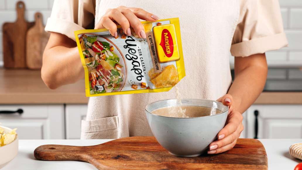 В отдельной миске смешать MAGGI® для салата Цезарь с 3 ст. л. горячей кипяченой воды и дать постоять 3-5 минут. Добавить йогурт и тщательно перемешать.