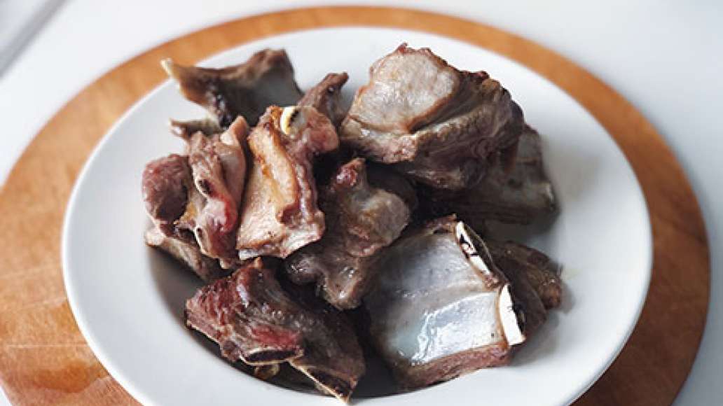 Переложить обжаренное мясо в отдельную форму. Переложить обжаренное мясо в отдельную форму.