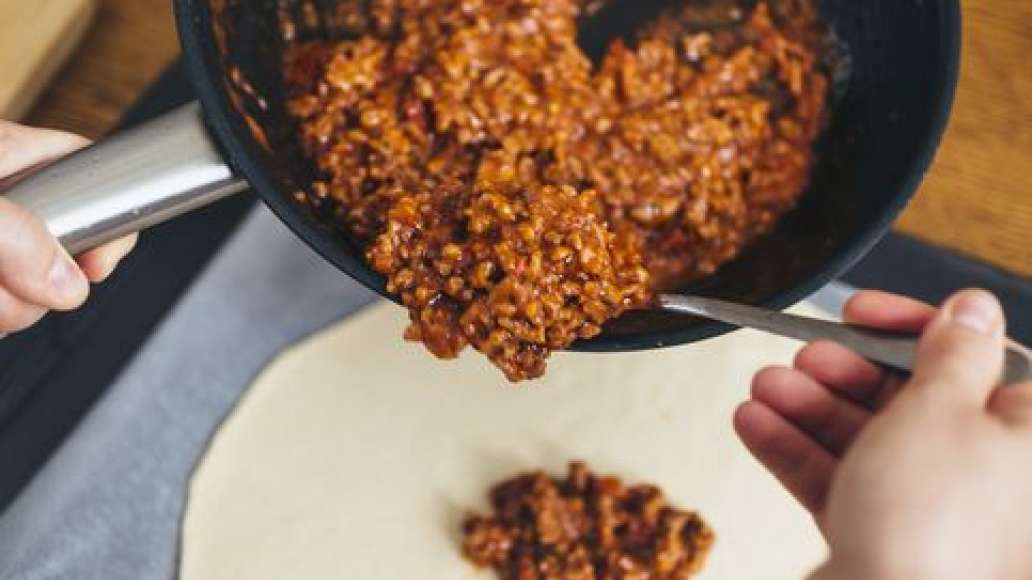 Раскатать тесто.
Выложить мясной соус, распределить его ровным слоем.
Раскатать тесто.
Выложить мясной соус, распределить его ровным слоем.