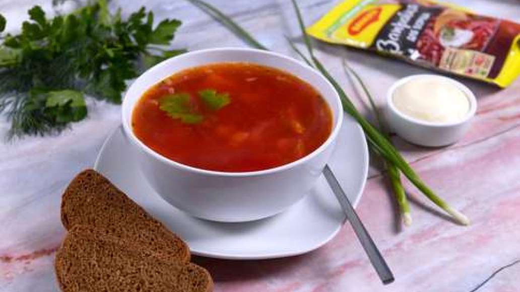 Поставьте кастрюлю с бульоном на огонь. Когда вода закипит, добавьте картофель, затем капусту. Нарежьте филе на кусочки и добавьте в суп. 