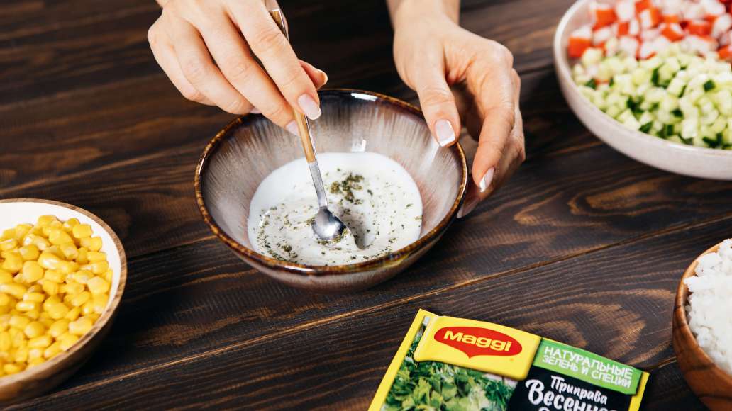 В небольшой ёмкости смешать MAGGI® Приправа Весенняя зелень с горячей водой, оставить на три минуты. Затем добавить йогурт и перемешать. В небольшой ёмкости смешать MAGGI® Приправа Весенняя зелень с горячей водой, оставить на три минуты. Затем добавить йогурт и перемешать.