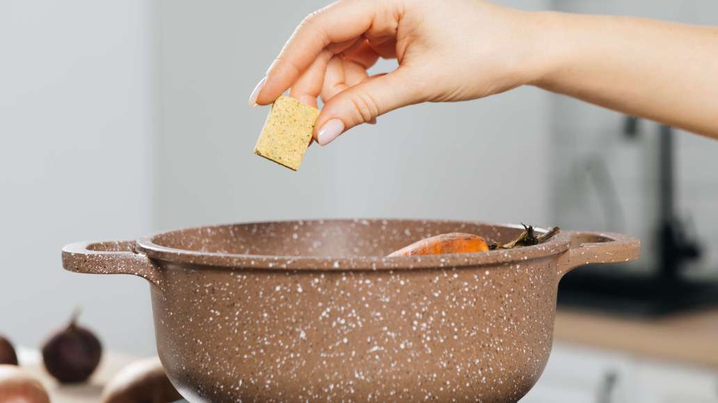 Залить овощи водой и довести до кипения. Добавить кубики MAGGI® ЗОЛОТОЙ® Бульон с курицей и варить до мягкости. Залить овощи водой и довести до кипения. Добавить кубики MAGGI® ЗОЛОТОЙ® Бульон с курицей и варить до мягкости.