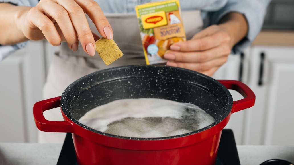 Добавить MAGGI® ЗОЛОТОЙ® Бульон с курицей. Добавить MAGGI® ЗОЛОТОЙ® Бульон с курицей.
