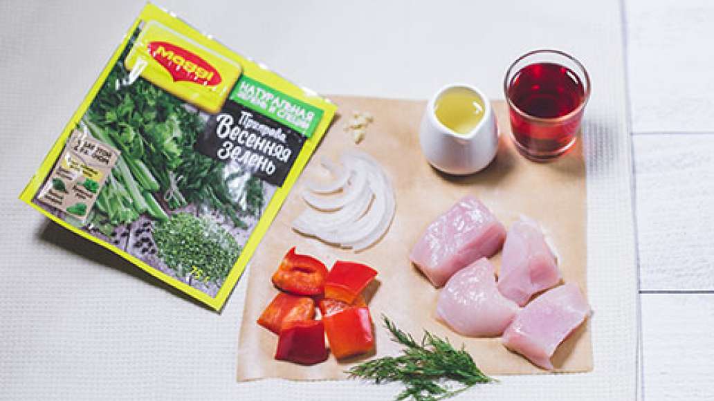 Нарезать курицу кубиками. Лук нарезать полукольцами, чеснок измельчить. Болгарский перец нарезать шашечками. Соединить маринад в глубокой миске. Влить гранатовый сок. Нарезать курицу кубиками. Лук нарезать полукольцами, чеснок измельчить. Болгарский перец нарезать шашечками. Соединить маринад в глубокой миске. Влить гранатовый сок.