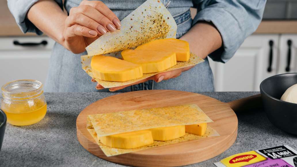 Уложить тыкву на раскрытые листы MAGGI® НА ВТОРОЕ для нежного филе куриной грудки с чесноком и травами. Накрыть сверху свободными половинками листов. Уложить тыкву на раскрытые листы MAGGI® НА ВТОРОЕ для нежного филе куриной грудки с чесноком и травами. Накрыть сверху свободными половинками листов.