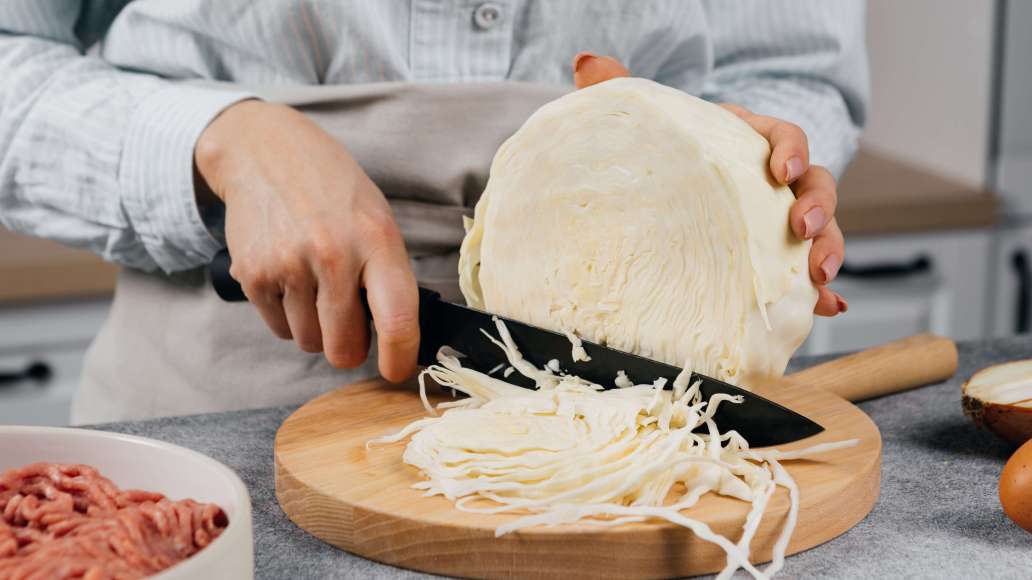 Очистить луковицу и нарезать небольшими кусками. Капусту также нарезать небольшими кусками и пропустить вместе с луком через мясорубку. Очистить луковицу и нарезать небольшими кусками. Капусту также нарезать небольшими кусками и пропустить вместе с луком через мясорубку.