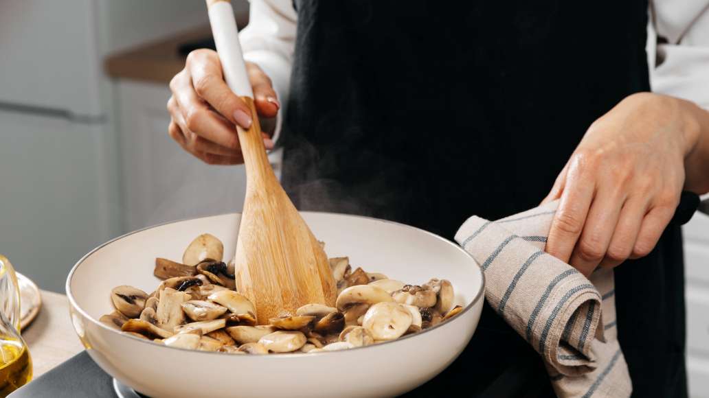 Шампиньоны нарезать небольшими пластинками, куриное мясо нарезать средними кусочками или разобрать на не очень мелкие волокна. Раскалить в сковороде растительное масло и обжарить грибы до золотистого цвета. Шампиньоны нарезать небольшими пластинками, куриное мясо нарезать средними кусочками или разобрать на не очень мелкие волокна. Раскалить в сковороде растительное масло и обжарить грибы до золотистого цвета.