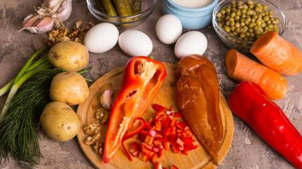 Болгарский перец нарезать кубиками. Слить жидкость из банки с зеленым горошком. Болгарский перец нарезать кубиками. Слить жидкость из банки с зеленым горошком.