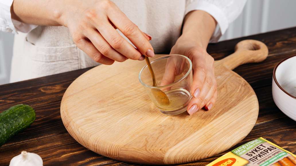 В небольшой емкости смешать горячую воду с MAGGI® Приправой универсальной Букет приправ, оставить на 3 минуты. Добавить майонез, сметану, чеснок, пропущенный через пресс, и перемешать. В небольшой емкости смешать горячую воду с MAGGI® Приправой универсальной Букет приправ, оставить на 3 минуты. Добавить майонез, сметану, чеснок, пропущенный через пресс, и перемешать.