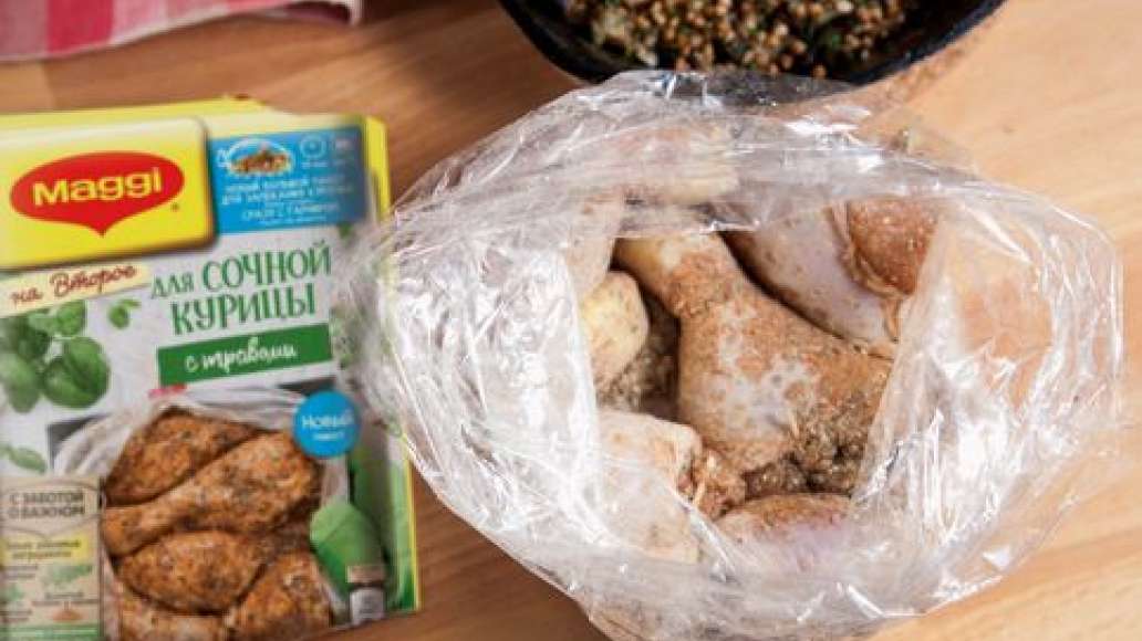 Добавить содержимое нижней части упаковки – смесь для приготовления курицы. Закрепить пакет зажимом в 6-8 см от края пакета и аккуратно распределить смесь внутри. Избегать резких движений и встряски пакета. Поместить пакет в форму для запекания так, чтобы Добавить содержимое нижней части упаковки – смесь для приготовления курицы. Закрепить пакет зажимом в 6-8 см от края пакета и аккуратно распределить смесь внутри. Избегать резких движений и встряски пакета. Поместить пакет в форму для запекания так, чтобы