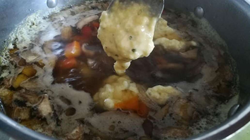 Аккуратно спускать клецки с ложки в слегка кипящий суп. Необходимо учитывать, что в процессе варки клецки увеличиваются в размерах. Добавить в суп MAGGI® Приправа Весенняя зелень, варить ещё 5 минут, выключить, закрыть крышкой. Аккуратно спускать клецки с ложки в слегка кипящий суп. Необходимо учитывать, что в процессе варки клецки увеличиваются в размерах. Добавить в суп MAGGI® Приправа Весенняя зелень, варить ещё 5 минут, выключить, закрыть крышкой.