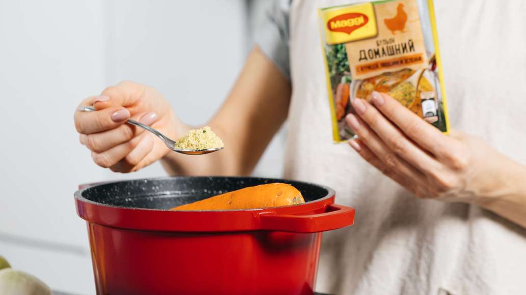 Залить картофель и морковь литром воды и довести до кипения. Добавить MAGGI® Бульон домашний с курицей и варить овощи до мягкости.