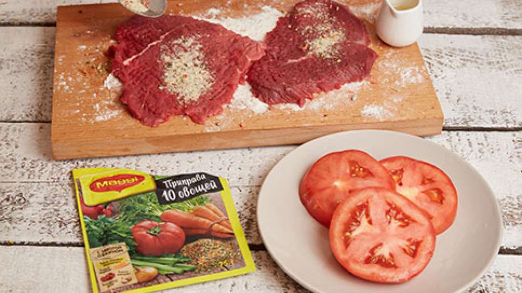 Обвалять отбивные в муке и посыпать MAGGI® Приправа 10 овощей. Помидоры нарезать толстыми кружками. Застелить противень пергаментной бумагой, смазать растительным маслом и разложить отбивные. Покрыть мясо кружками помидоров и поместить противень в духовк Обвалять отбивные в муке и посыпать MAGGI® Приправа 10 овощей. Помидоры нарезать толстыми кружками. Застелить противень пергаментной бумагой, смазать растительным маслом и разложить отбивные. Покрыть мясо кружками помидоров и поместить противень в духовк