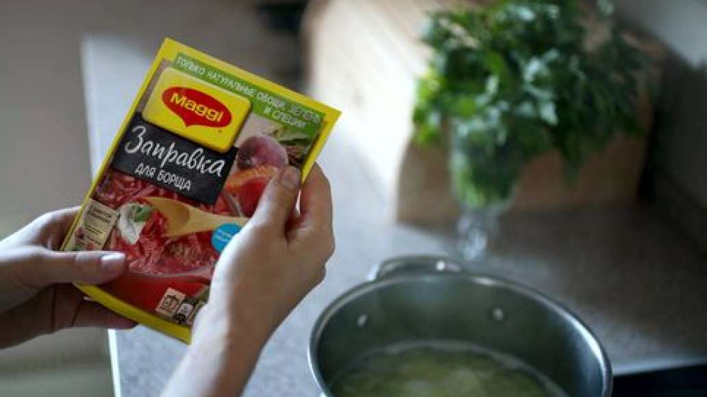 За 3 минуты до готовности добавить MAGGI® Заправку для борща.