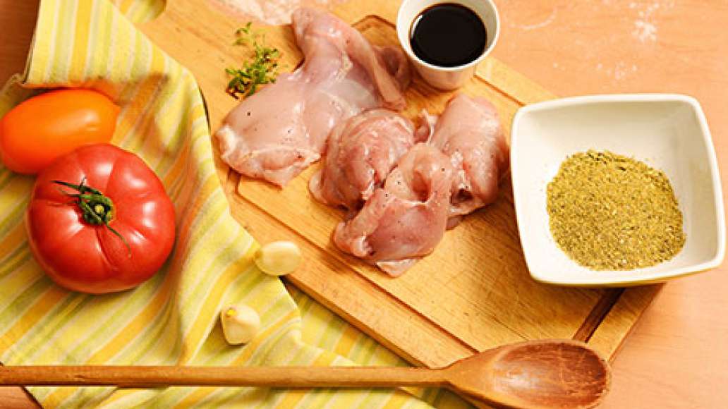 Срезать с куриных бедер мясо или взять готовое филе. Срезать с куриных бедер мясо или взять готовое филе.