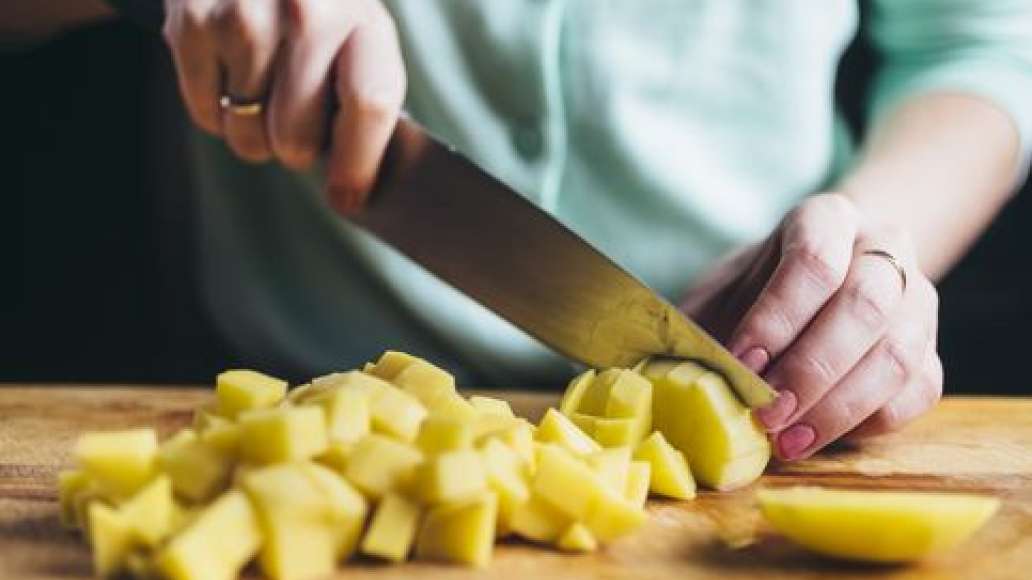 Картофель нарезать кубиками или брусочками, опустить в кипящий бульон. Картофель нарезать кубиками или брусочками, опустить в кипящий бульон.