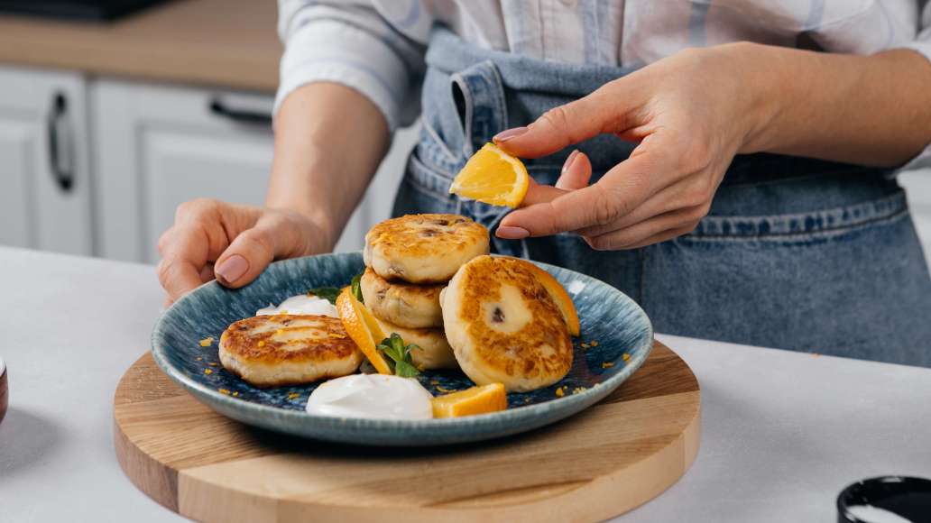 Готовым сырникам дать немного остыть, украсить по своему вкусу и подавать. Готовым сырникам дать немного остыть, украсить по своему вкусу и подавать.