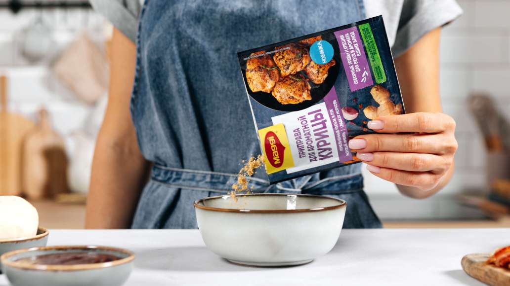 В небольшой ёмкости смешать MAGGI® Приправа для ароматной курицы с растительным маслом.
