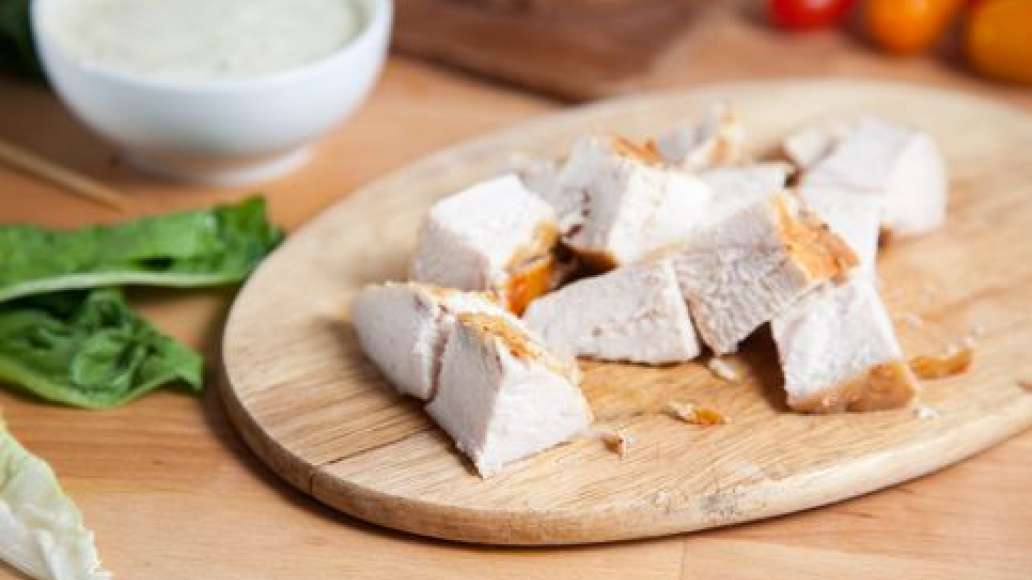 Готовую грудку нарезать кубиком 1х1 см.
Готовую грудку нарезать кубиком 1х1 см.