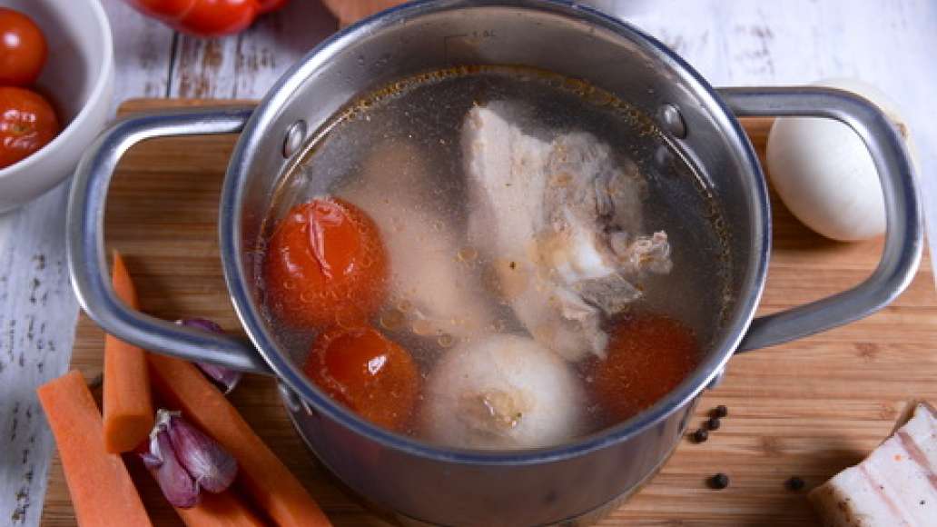 Поместите в кастрюлю мясо, доведите до кипения и снимите пену. Добавьте целиком помидоры и лук. Варите 40 минут до готовности курицы. В это время очистите и нарежьте картофель кубиками, нашинкуйте капусту и нарежьте болгарский перец кубиками. Когда курица Поместите в кастрюлю мясо, доведите до кипения и снимите пену. Добавьте целиком помидоры и лук. Варите 40 минут до готовности курицы. В это время очистите и нарежьте картофель кубиками, нашинкуйте капусту и нарежьте болгарский перец кубиками. Когда курица