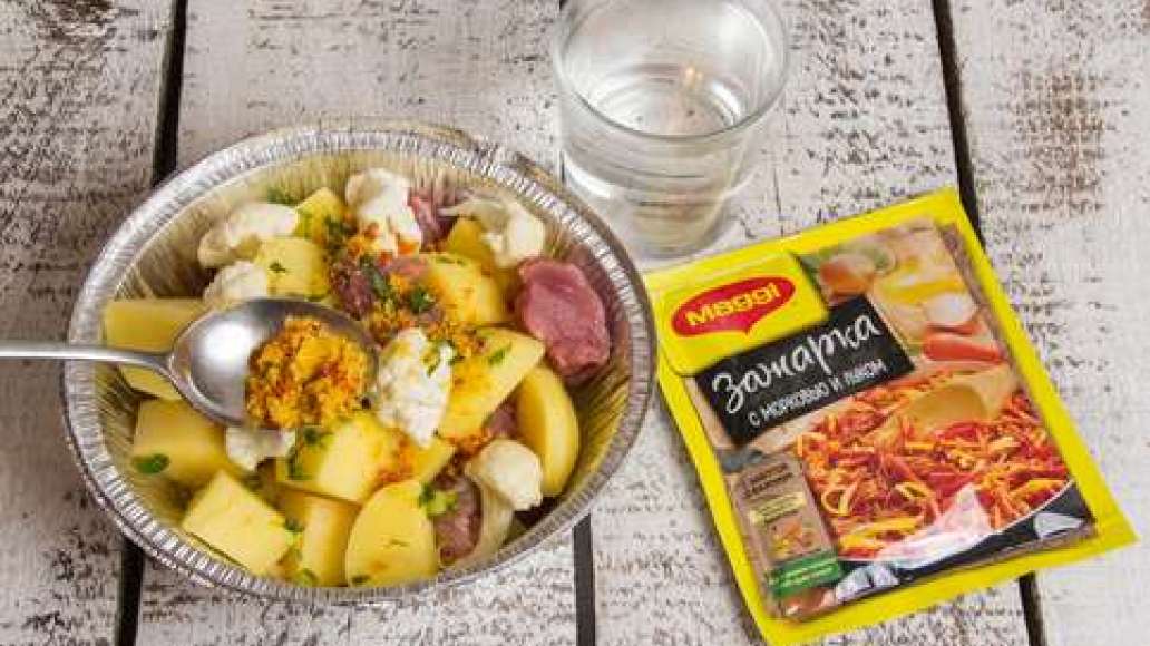 Положить в жаропрочную форму мясо, картофель и цветную капусту, добавить MAGGI® Зажарка, чеснок и зелень. Влить растительное масло и воду и перемешать. Поместить жаркое в духовку, разогретую до 180 градусов, и готовить 40 минут. Шаг 2 - Жаркое с мясом и цветной капустой в духовке