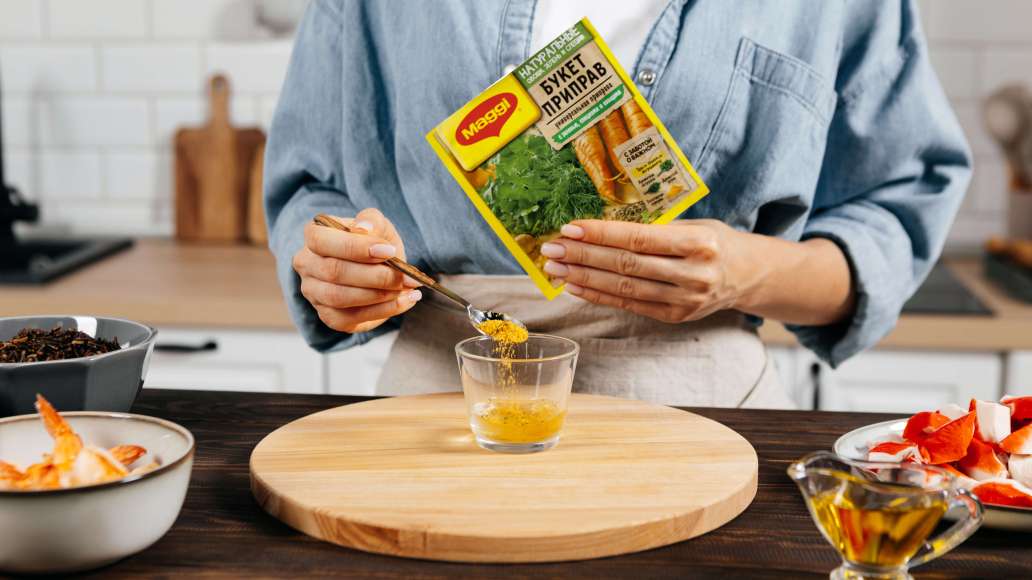 В отдельной ёмкости смешать горячую воду с MAGGI® Приправа универсальная Букет приправ, оставить на три минуты. Добавить оливковое масло и тщательно перемешать.
В отдельной ёмкости смешать горячую воду с MAGGI® Приправа универсальная Букет приправ, оставить на три минуты. Добавить оливковое масло и тщательно перемешать.
