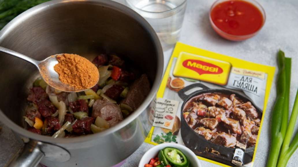 Добавить MAGGI® НА ВТОРОЕ для гуляша, воду, острый перец, нарезанный колечками, помидоры в собственном соку, соленые огурцы. Тушить до готовности. Добавить MAGGI® НА ВТОРОЕ для гуляша, воду, острый перец, нарезанный колечками, помидоры в собственном соку, соленые огурцы. Тушить до готовности.