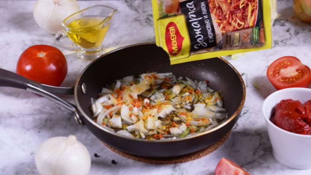 Обжарьте в растительном масле вторую половину лука, добавьте MAGGI® Зажарка.
Обжарьте в растительном масле вторую половину лука, добавьте MAGGI® Зажарка.