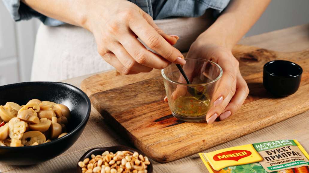 В отдельной небольшой ёмкости смешать горячую воду с MAGGI® Приправа универсальная Букет приправ, оставить на 3 минуты. Добавить оливковое масло, уксус, мёд и тщательно перемешать. В отдельной небольшой ёмкости смешать горячую воду с MAGGI® Приправа универсальная Букет приправ, оставить на 3 минуты. Добавить оливковое масло, уксус, мёд и тщательно перемешать.