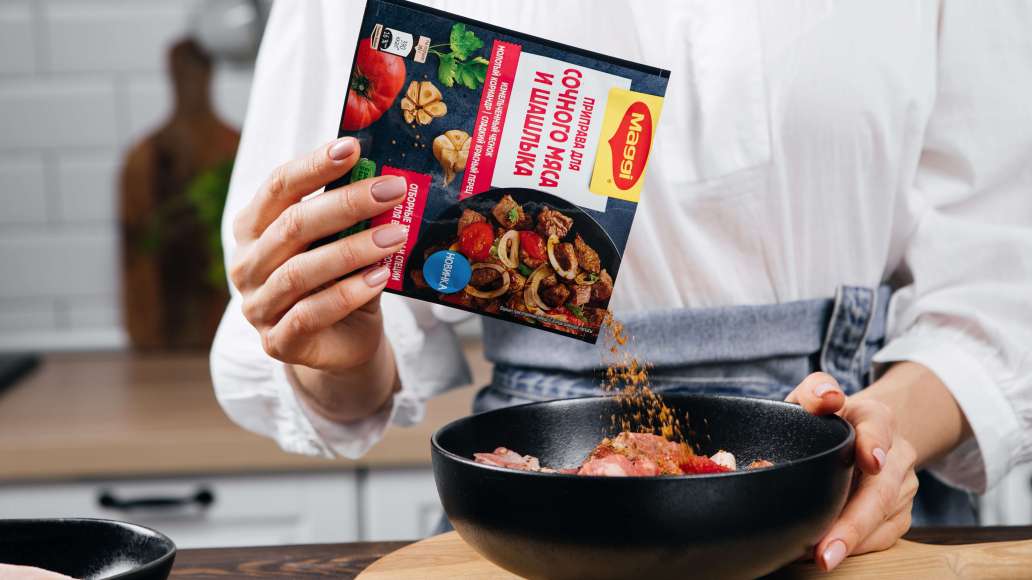 Соединить мясо с MAGGI® Приправой для сочного мяса и шашлыка, молотой зирой и растительным маслом. Тщательно перемешать и мариновать при комнатной температуре 30 минут.