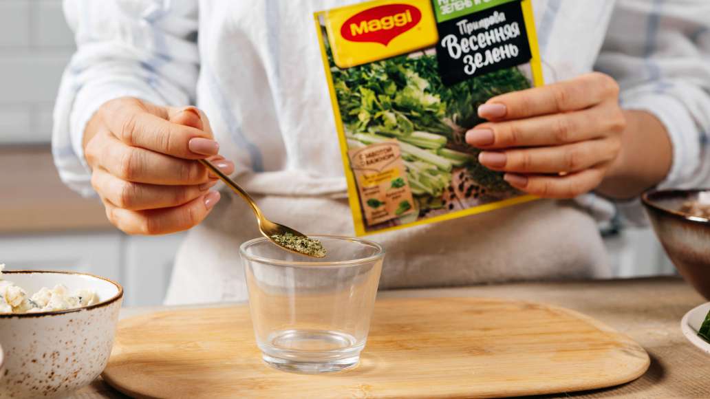 В отдельной ёмкости смешать MAGGI® Приправа Весенняя зелень с горячей водой, оставить на три минуты. В отдельной ёмкости смешать MAGGI® Приправа Весенняя зелень с горячей водой, оставить на три минуты.