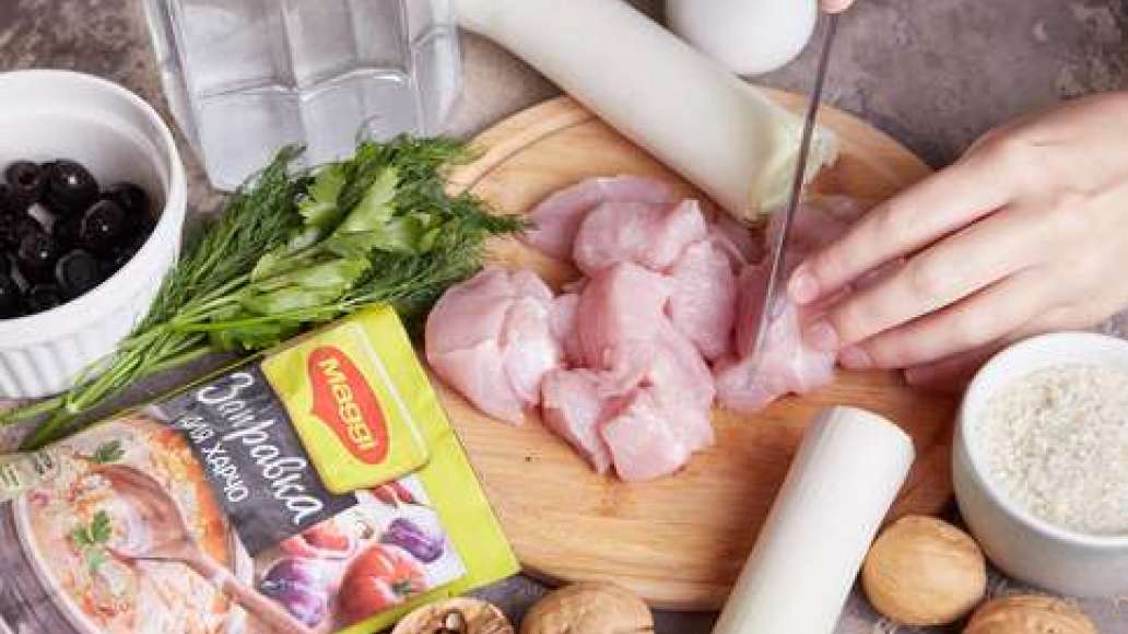 Вымыть индейку и нарезать небольшими кусочками.