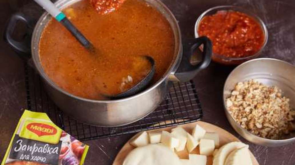 Мясо нарезать пластинками. Довести бульон до кипения, положить рис и варить 10-15 минут. Добавить MAGGI® Заправка для харчо, орехи, мясо и сулугуни и варить 5-7 минут до полной готовности.