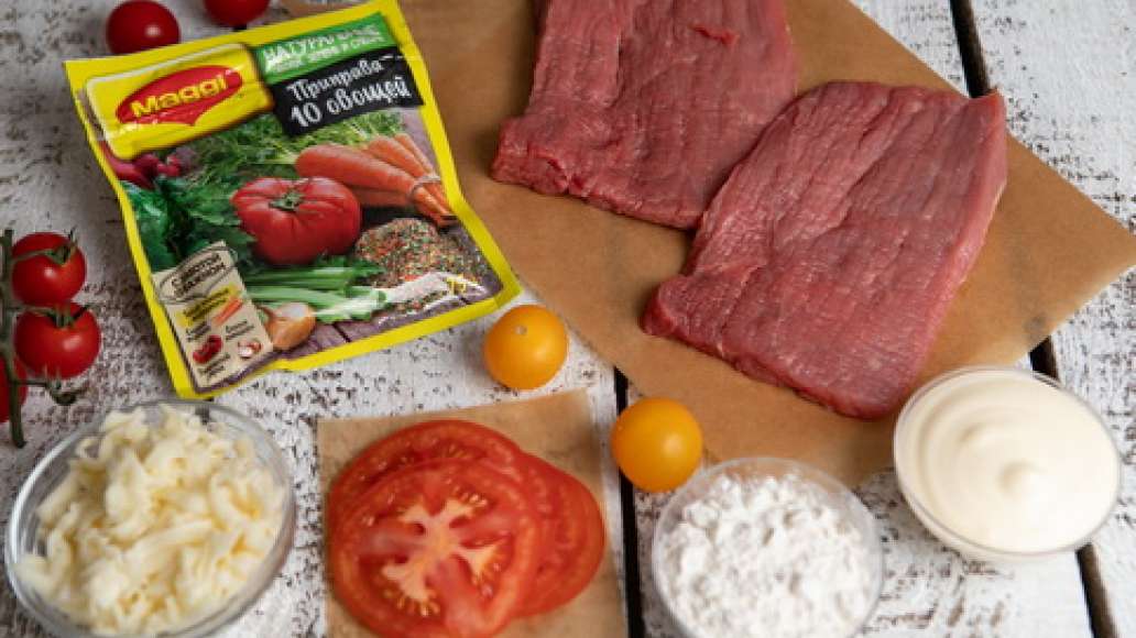 Сыр натереть на терке. Помидоры нарезать тонкими кружками. Мясо вымыть, подготовить панировочные сухари и майонез.  