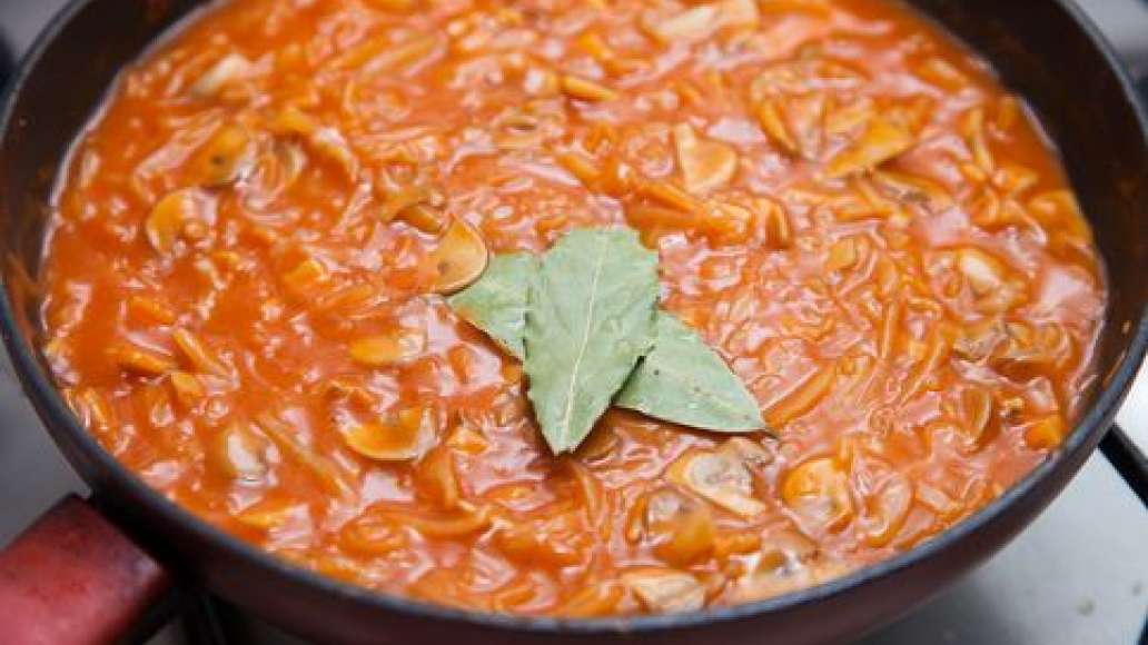 Вылить в сковороду томатную пасту, смешанную с мукой и водой, уменьшить огонь и томить 15 минут. За 5 минут до готовности добавить лавровый лист. Вылить в сковороду томатную пасту, смешанную с мукой и водой, уменьшить огонь и томить 15 минут. За 5 минут до готовности добавить лавровый лист.