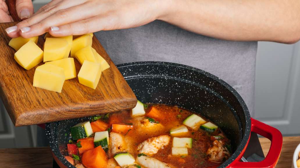 Добавить нут, нарезанные кубиками цуккини, очищенные и нарезанные
крупными кубиками картофель и морковь. Снова довести до кипения,
уменьшить огонь и тушить на медленном огне 20 мин., до готовности,
помешивая время от времени. Добавить нут, нарезанные кубиками цуккини, очищенные и нарезанные
крупными кубиками картофель и морковь. Снова довести до кипения,
уменьшить огонь и тушить на медленном огне 20 мин., до готовности,
помешивая время от времени.