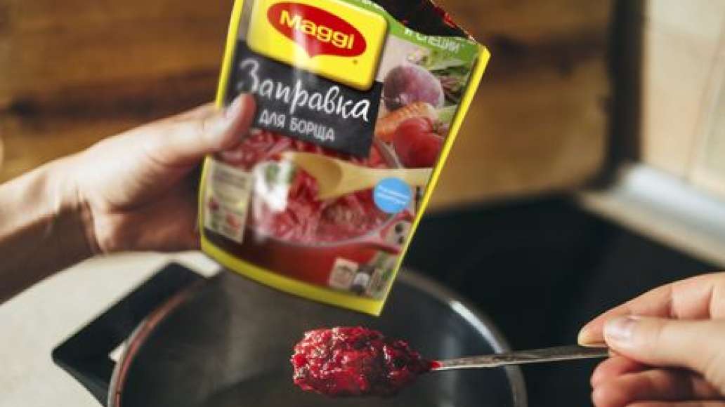 За 3 минуты до готовности супа добавить заправку MAGGI® . Готовый суп подавать со свежей зеленью, сметаной и половинкой отварного яйца. За 3 минуты до готовности супа добавить заправку MAGGI® . Готовый суп подавать со свежей зеленью, сметаной и половинкой отварного яйца.