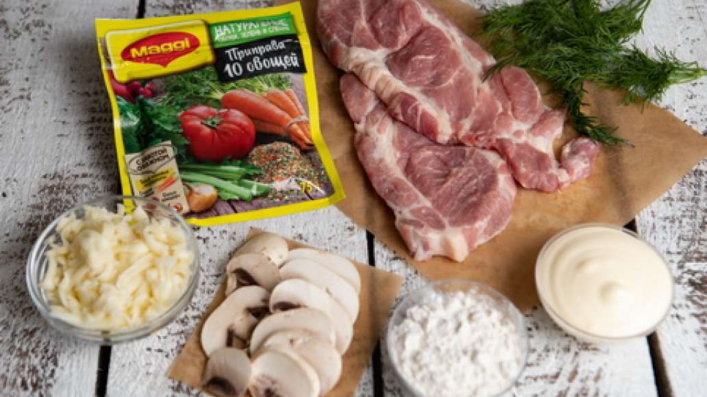 Свиную шейку нарезать порционными кусками, отбить кухонным молотком. Сыр натереть на терке. Грибы нарезать тонкими ломтиками. Укроп мелко нарезать. Свиную шейку нарезать порционными кусками, отбить кухонным молотком. Сыр натереть на терке. Грибы нарезать тонкими ломтиками. Укроп мелко нарезать.