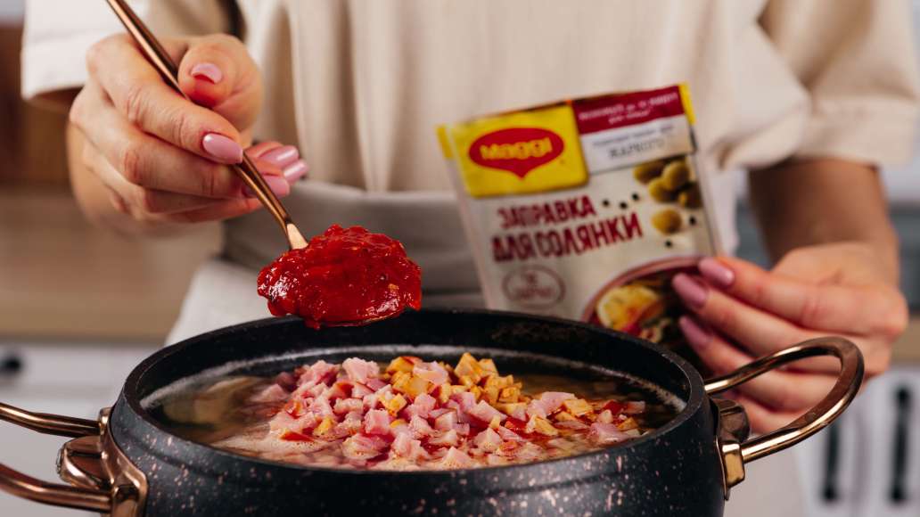 Добавить MAGGI® Заправку для солянки, перемешать и варить 5 минут. Добавить MAGGI® Заправку для солянки, перемешать и варить 5 минут.
