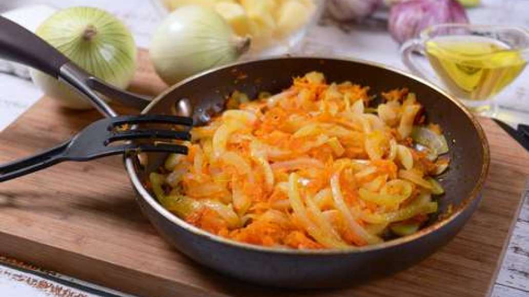 Нарежьте лук полукольцами, морковь натрите на крупной терке, пропустите чеснок через чеснокодавилку. Обжарьте всё на сковороде. Нарежьте лук полукольцами, морковь натрите на крупной терке, пропустите чеснок через чеснокодавилку. Обжарьте всё на сковороде.