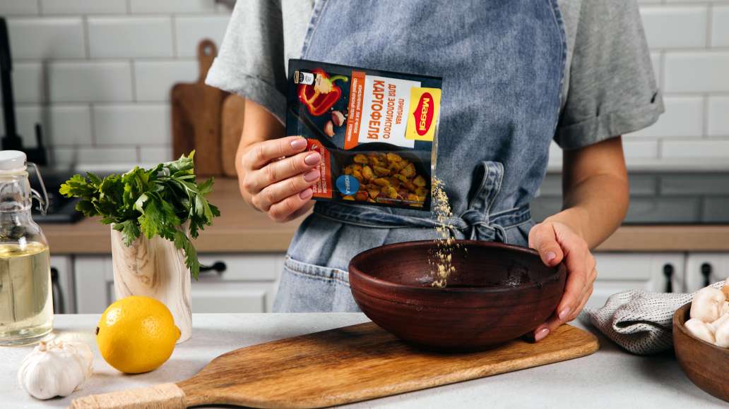 Соевый соус соединить с MAGGI® Приправой для золотистого картофеля. Добавить растительное масло. Соевый соус соединить с MAGGI® Приправой для золотистого картофеля. Добавить растительное масло.