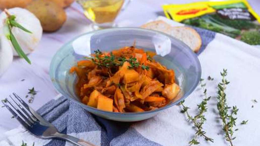 Подавайте со свежей зеленью. Шаг 7 - Солянка из капусты, картошки и мяса в казане