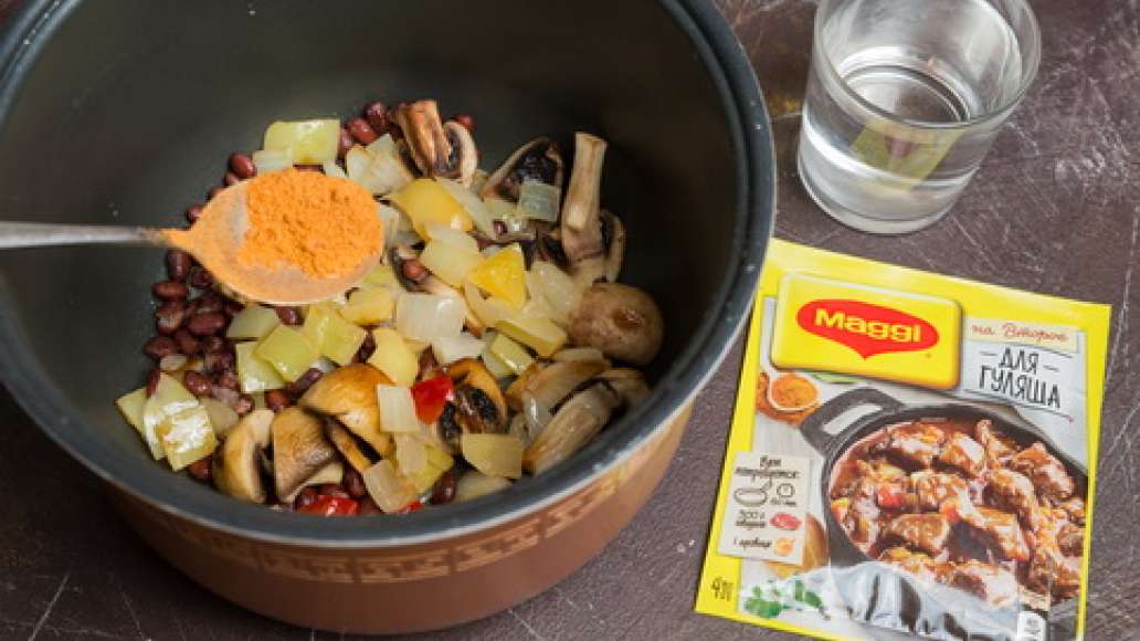 Добавить MAGGI® НА ВТОРОЕ для гуляша, воду, острый перец, нарезанный колечками, помидоры в собственном соку .Тушить до готовности. Добавить MAGGI® НА ВТОРОЕ для гуляша, воду, острый перец, нарезанный колечками, помидоры в собственном соку .Тушить до готовности.