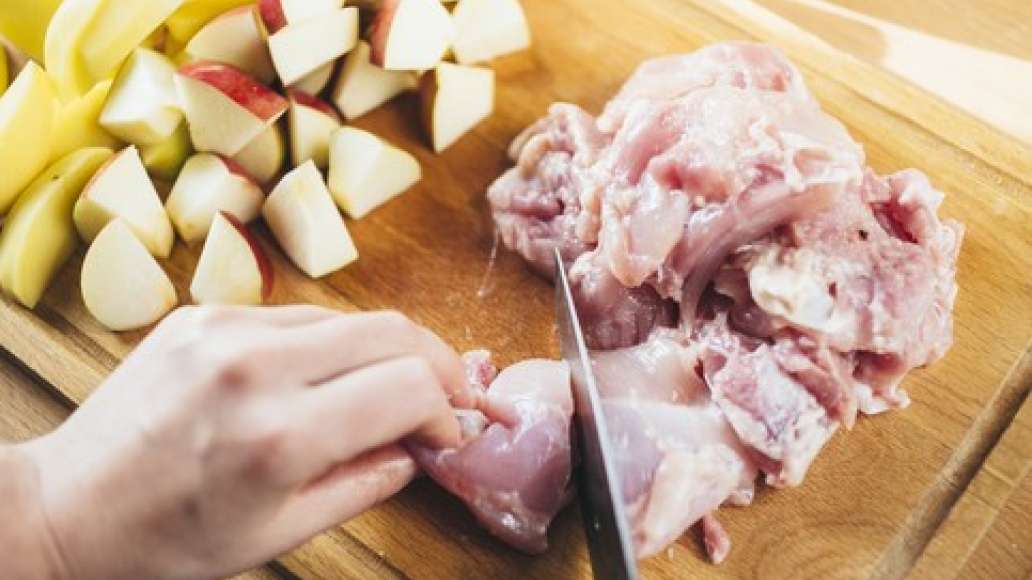 Курицу нарезать порционными кусками.
